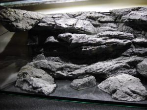 installatie van Alimar achterwand en rotsen