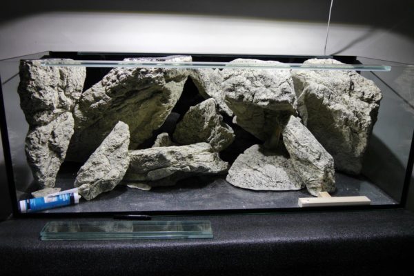 Instalace kamenů do akvária a silikon